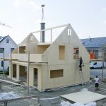 Massivholzhaus beim Bau